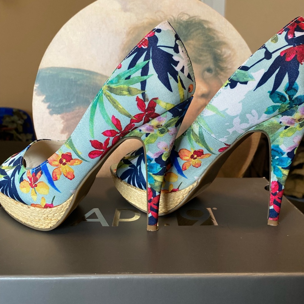 Woman’s shoes - Picture 2 of 5